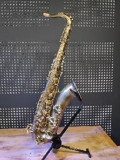 D�vernissage et patine r�alis�s sur saxophone t�nor Selmer SA80SII