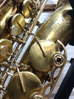 D�vernissage et patine r�alis�s sur Saxophone alto Selmer SA80 SII : finition bross�e sur les cl�s