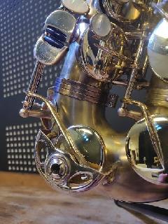 D�vernissage et patine r�alis�s sur Saxophone alto Selmer SA80 SII : finition brillante sur les cl�s