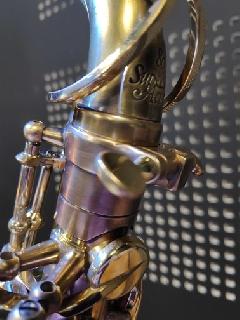D�vernissage et patine r�alis�s sur saxophone alto Selmer SA80SII